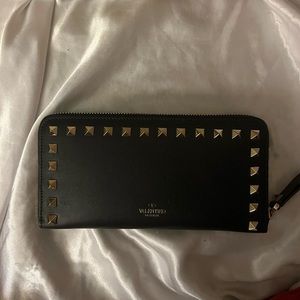 Brand new Valentino Rockstud wallet. Never used. Comes with box, dust bag.